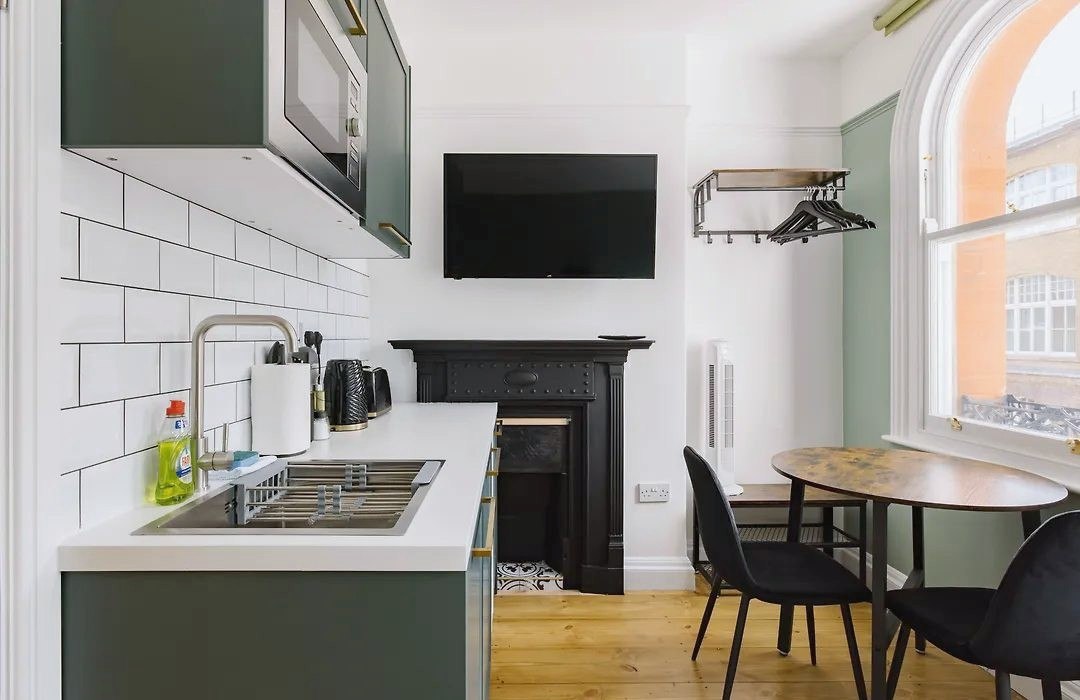 The hearth room: kitchen, fireplace and the dining table